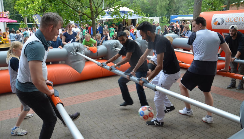 Ukrainisch indische Mannschaft beim Menschenkicker